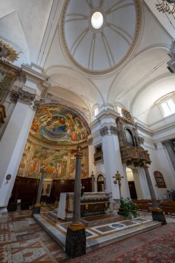 Spoleto, İtalya - 15 Temmuz 2025: Santa Maria Assunta Katedrali, Spoleto, İtalya. Rönesans freskleri ve doğal ışık saçan mermer ve sıva ile çarpıcı bir kubbe.
