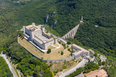 14. yüzyıldan kalma bir kale olan Rocca Albornoziana Spoleto 'nun siluetine hakim. Taş duvarlar ve ortaçağ mimarisi ile, parlak yaz ışığı altında verimli Umbrian tepelerine bakıyor..