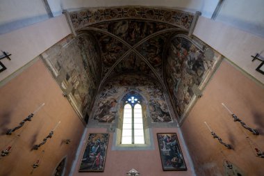 Acquapendente, İtalya - 14 Temmuz 2025: San Francesco Kilisesi 'nin Gotik tarzı nave, Acquapendente, İtalya, yüksek tavanlar ve süslemeli sütunlar.