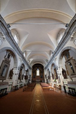 Acquapendente, İtalya - 14 Temmuz 2025: San Francesco Kilisesi 'nin Gotik tarzı nave, Acquapendente, İtalya, yüksek tavanlar ve süslemeli sütunlar.