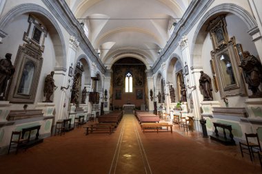 Acquapendente, İtalya - 14 Temmuz 2025: San Francesco Kilisesi 'nin Gotik tarzı nave, Acquapendente, İtalya, yüksek tavanlar ve süslemeli sütunlar.