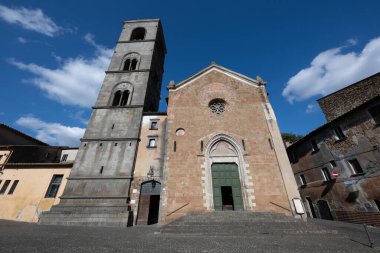 Acquapendente, İtalya 'daki San Francesco Kilisesi' nde önemli bir taş cephesi ve gül penceresi olan Romanesk mimari yer almaktadır. Heybetli çan kulesi parlak mavi gökyüzüne yükseliyor..
