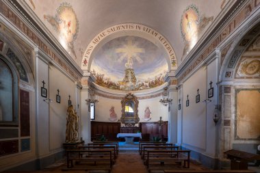 Acquapendente, İtalya - 14 Temmuz 2025: Acquapendente, İtalya 'da Azizler Kilisesi' nin İçişleri Bakanlığı. Freskli kubbe, Roma kemerleri, süslü alçı işçiliği..