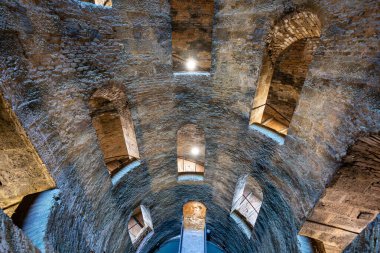 St. Patrick Kuyusu, Orvieto, İtalya, 16. yüzyılda inşa edilmiş sarmal merdiven ve tüy taşı duvarları, dağınık güneş ışığıyla aydınlatılıyor. Rönesans mühendisliğinin bir mucizesi..