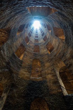 St. Patrick Kuyusu, Orvieto, İtalya, 16. yüzyılda inşa edilmiş sarmal merdiven ve tüy taşı duvarları, dağınık güneş ışığıyla aydınlatılıyor. Rönesans mühendisliğinin bir mucizesi..