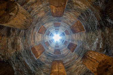 St. Patrick Kuyusu, Orvieto, İtalya, 16. yüzyılda inşa edilmiş sarmal merdiven ve tüy taşı duvarları, dağınık güneş ışığıyla aydınlatılıyor. Rönesans mühendisliğinin bir mucizesi..