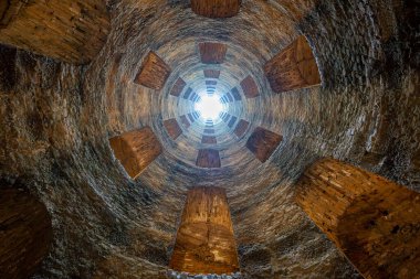 St. Patrick Kuyusu, Orvieto, İtalya, 16. yüzyılda inşa edilmiş sarmal merdiven ve tüy taşı duvarları, dağınık güneş ışığıyla aydınlatılıyor. Rönesans mühendisliğinin bir mucizesi..