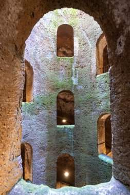 St. Patrick Kuyusu, Orvieto, İtalya, 16. yüzyılda inşa edilmiş sarmal merdiven ve tüy taşı duvarları, dağınık güneş ışığıyla aydınlatılıyor. Rönesans mühendisliğinin bir mucizesi..