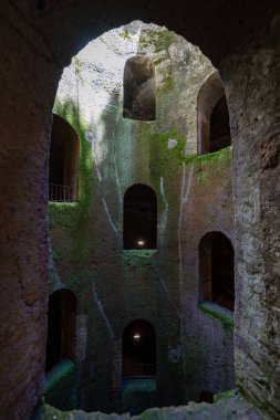 St. Patrick Kuyusu, Orvieto, İtalya, 16. yüzyılda inşa edilmiş sarmal merdiven ve tüy taşı duvarları, dağınık güneş ışığıyla aydınlatılıyor. Rönesans mühendisliğinin bir mucizesi..