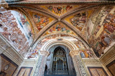 Orvieto Katedrali, Orvieto - 14 Temmuz 2025: Madonna di San Brizio Şapeli 'nin karmaşık freskleri, Orvieto Katedrali, canlı Rönesans sanatını sergiliyor.