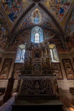 Orvieto Katedrali, Orvieto - 14 Temmuz 2025: Madonna di San Brizio Şapeli 'nin karmaşık freskleri, Orvieto Katedrali, canlı Rönesans sanatını sergiliyor.