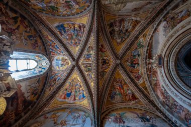 Orvieto Katedrali, Orvieto - 14 Temmuz 2025: Madonna di San Brizio Şapeli 'nin karmaşık freskleri, Orvieto Katedrali, canlı Rönesans sanatını sergiliyor.