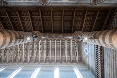 Orvieto, İtalya - 14 Temmuz 2025: Orvieto Katedrali 'nin iç görünümü, tırtıklı kasaları ve alternatif siyah beyaz taş desenleri sergiliyor.