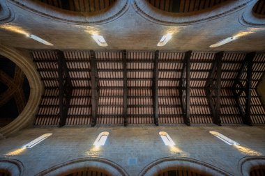 Orvieto, İtalya - 14 Temmuz 2025: Sant 'Andrea, Orvieto Kilisesi' nin Gotik tarzı nave, tırtıklı mahzenleri, taş sütunları, karmaşık kürsüsü ve loş doğal ışık.