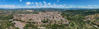 Orvieto, İtalya 'nın havadan görünüşü, tarihi ortaçağ mimarisini volkanik uçurumların tepesinde sergiliyor. Canlı manzara ve berrak yaz gökyüzü Etrüsk 'ten etkilenen şehir manzarasını geliştirir..