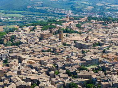 Torre del Moro Orvieto, İtalya 'da, ortaçağ mimarisinin ortasında duruyor. 13. yüzyılda inşa edilen kule, gökyüzüne taş cephesi ve güneş ışığında terakotta çatılarıyla hakim..