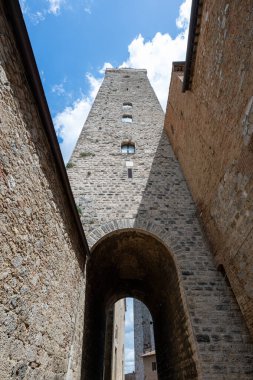 San Gimignano 'daki Torre Grossa' nın alçak açılı görüntüsü. 13. yüzyıldan kalma bir taş kule..