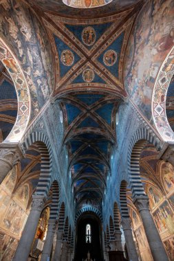 San Gimignano, İtalya - 22 Temmuz 2025: Ortaçağ Tusça kolej kilisesi Duomo di San Gimignano 'da Gotik sökülmüş kasa ve Rönesans Fresco döngüleri.