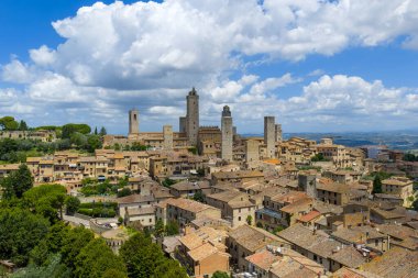 Eski bir 13. yüzyıl ticaret ve hac merkezi olan Toskana 'daki San Gimignanos ortaçağ taş kuleleri ve kiremitli çatılarının havadan görünüşü.