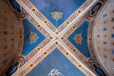 Volterra, İtalya - 21 Temmuz 2025: Heraldik freskler ve Palazzo dei Priori 'deki geometrik süslemeler ile çapraz tırtıklı tavan, Volterra' nın ortaçağ şehir sarayı.