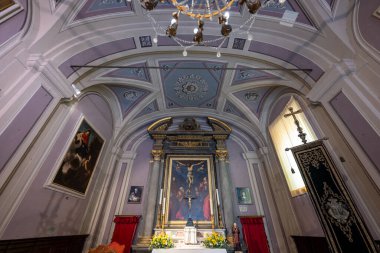 Volterra, İtalya - 21 Temmuz 2025: Barok sunağı ve Volterra 'daki Aziz John Oratoryumu' nun içinde atlama tavanı yan pencere ışığıyla aydınlatıldı..