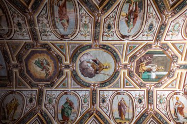 Volterra, İtalya - 21 Temmuz 2025: Rönesans San Lino, Volterra Kilisesi 'nde freskî kasa, zengin çerçeveli panellerde azizler ve papalık betimlemeleri.