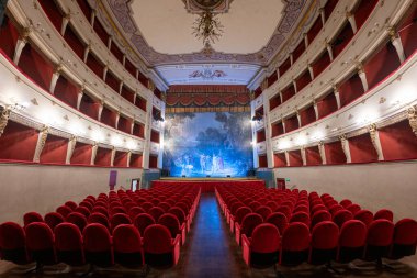 Volterra, İtalya - 21 Temmuz 2025: Volterra 'da 19. yüzyıl Teatro Persio Flacco iç dekorasyonu, kırmızı kadife koltuklar, katlı kutular, neoklasik sıva ve ön sahne boyalı.