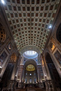 Mantua, İtalya - 25 Temmuz 2025: Mantua 'da Leon Battista Albertis Rönesans Basilica di SantAndrea' nın fıçı mahzeninde freskler ve kubbe ışığında sunulan sunak.