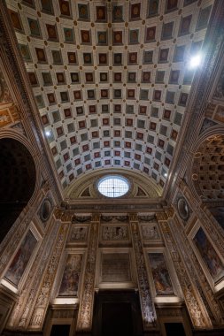 Mantua, İtalya - 25 Temmuz 2025: Rönesans kasalı fıçı kasa dairesi ve Mantua 'daki Albertis Bazilica di SantAndrea' nın fresk duvarları, merkezi bir oktulus tarafından aydınlatıldı.