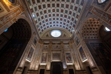 Mantua, İtalya - 25 Temmuz 2025: Rönesans kasalı fıçı kasa dairesi ve Mantua 'da Leon Battista Albertis Bazilika di SantAndrea' nın dekore edilmiş maymunu.