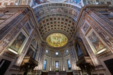 Mantua, İtalya - 25 Temmuz 2025: Mantua 'da Rönesans Bazilikası di SantAndrea' nın zengin dekore edilmiş nave 'i, kasalı fıçı kasaları, freskli tavanlar ve süslü yan şapeller.