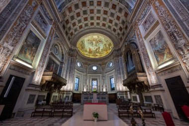 Mantua, İtalya - 25 Temmuz 2025: Mantua 'da Basilica di SantAndrea' nın Rönesans nave 'ı, kasalı fıçı kasası, Barok freskli apse, heykeltraş duvarları ve sunağı.