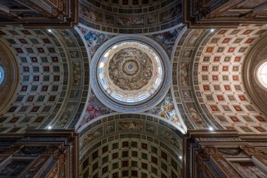Mantua, İtalya - 25 Temmuz 2025: Mantua 'da Leon Battista Albertis Bazilika di SantAndrea' nın Rönesans Kubbesi 'nin taze kasalı kasaları.