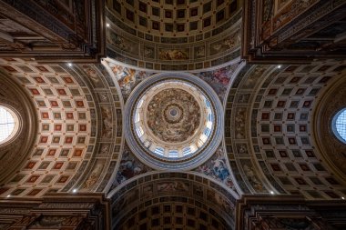 Mantua, İtalya - 25 Temmuz 2025: Mantua 'daki Basilica di SantAndrea' nın kasalı kubbe ve fıçı mahzenleri, Rönesans freskleriyle zengince boyanmış.