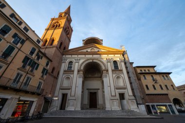 Günbatımında Leon Battista Alberti tarafından tasarlanan Mantua 'daki Basilica di SantAndrea' nın Rönesans cephesi ve tuğla çan kulesi..