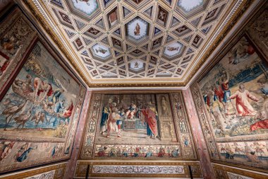 Ducale Palace, Mantua - 25 Temmuz 2025: Mantuas Ducal Palace 'da Rönesans Odası, duvar asmaları ve süslü tavan süslemeleri yer alıyor..