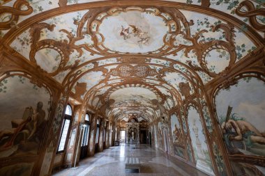 Ducale Palace, Mantua - 25 Temmuz 2025: Frescoed Hall of the Rivers in the Gonzaga Ducal Palace, Mantua, Barok trompet-loeil mahzenleri ve İtalyan nehirlerinin kinayeleri.