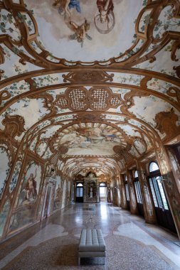 Ducale Palace, Mantua - 25 Temmuz 2025: Mantuas Ducal Palace 'da Barok Rivers Salonu, illüzyonist freskli freskli kasalar, nehir alegorileri ve süslü alegoriler yer almaktadır..