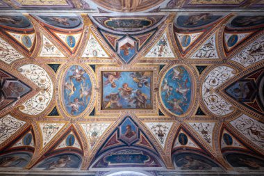 Mantua, İtalya - 25 Temmuz 2025: Palazzo Ducale, Mantua 'da süslü Rönesans tavan freskleri, yaldızlı sıva ve geometrik kasalar tarafından çerçevelenmiş mitolojik sahneler.