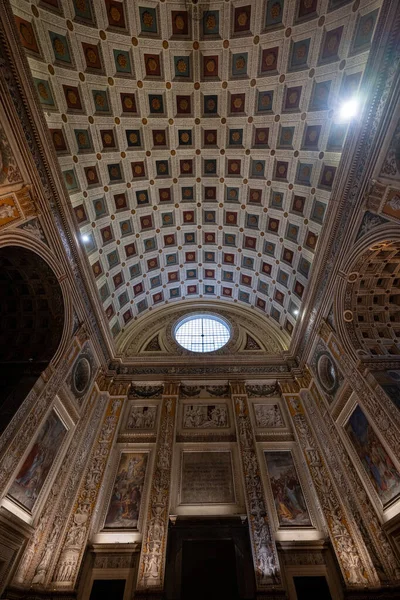 Mantua, İtalya - 25 Temmuz 2025: Rönesans kasalı fıçı kasa dairesi ve Mantua 'daki Albertis Bazilica di SantAndrea' nın fresk duvarları, merkezi bir oktulus tarafından aydınlatıldı.