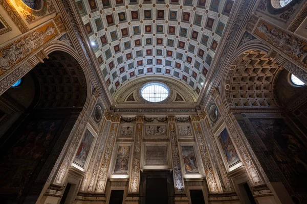 Mantua, İtalya - 25 Temmuz 2025: Rönesans kasalı fıçı kasa dairesi ve Mantua 'da Leon Battista Albertis Bazilika di SantAndrea' nın dekore edilmiş maymunu.