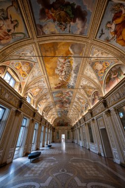 Ducale Sarayı, Mantua - 25 Temmuz 2025: Mantua Dükalığı 'ndaki Barok Aynalar Salonu, fresk kaplama tavan, yaldızlı sıva, mermer zemin ve uzun pencereler.