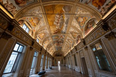 Ducale Sarayı, Mantua - 25 Temmuz 2025: Mantuas Palazzo Ducale 'de fıçı tuğlalı Aynalar Salonu, yaldızlı ve uzun aynalı duvarları olan zengin freskli Rönesans galerisi.