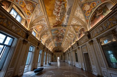 Ducale Sarayı, Mantua - 25 Temmuz 2025: Mantuas Ducal Palace 'da fıçı atölyesi, zengin freskli Mannerist tavan ve mermer döşemeli galeri boyunca sıva süslemesi.