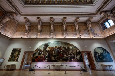 Mantua, İtalya - 25 Temmuz 2025: Mantuas Ducal Palace 'daki Barok galerisi, zengin dekore edilmiş ve freskli tavanın altında büyük dini tuvaller yer alıyor..