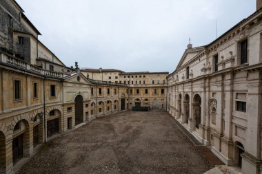 Rönesans avlusu, Saint Barbara Palatine Bazilikası 'nın yanında, Mantua Ducal Palace kompleksinde, bulutlu gökyüzünün altında görüldü..