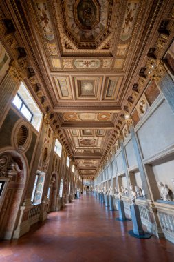 Ducale Palace, Mantua - 25 Temmuz 2025: Mantuas Ducal Palace 'da Rönesans Süvari Koridoru, altın kaplama tavan, terracotta zemin ve klasik mermer büstler.