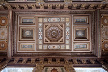 Ducale Sarayı, Mantua - 25 Temmuz 2025 Rönesans altın kaplama tavan ve Mantua Dükalığı 'nın avlusunda boyanmış paneller.