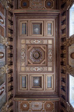 Ducale Palace, Mantua - 25 Temmuz 2025: Mantuas Ducal Palace 'ın süvari avlusunda süslü kasalı tavan, Rönesans ahşap, yaldızlı ve fresk süslemeleri sergilenmektedir..