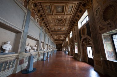 Ducale Palace, Mantua - 25 Temmuz 2025: Mantuas Ducal Palace 'ın Süvari Avlusu' ndaki süsleme galerisi, terracotta zemini, yaldızlı kaplama tavan ve klasik mermer büstleri.